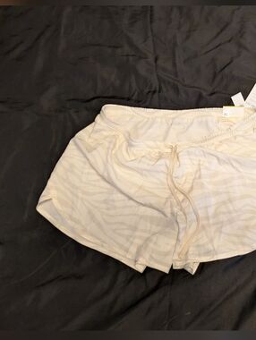 Old Navy Cream Elastic-Waist Lounge Shorts